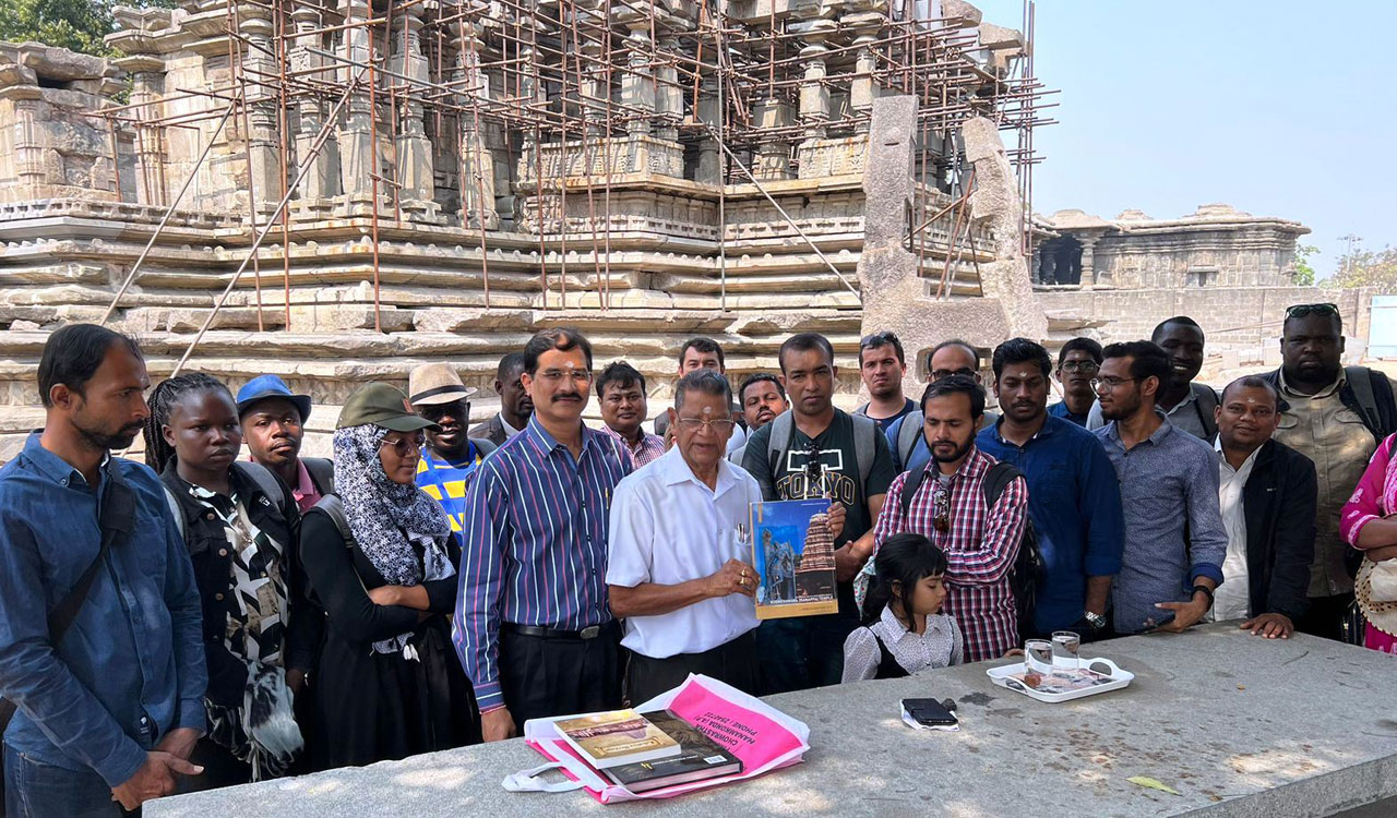 Telangana: Trainee geografi dari 10 negara mengunjungi kuil Kagadiya