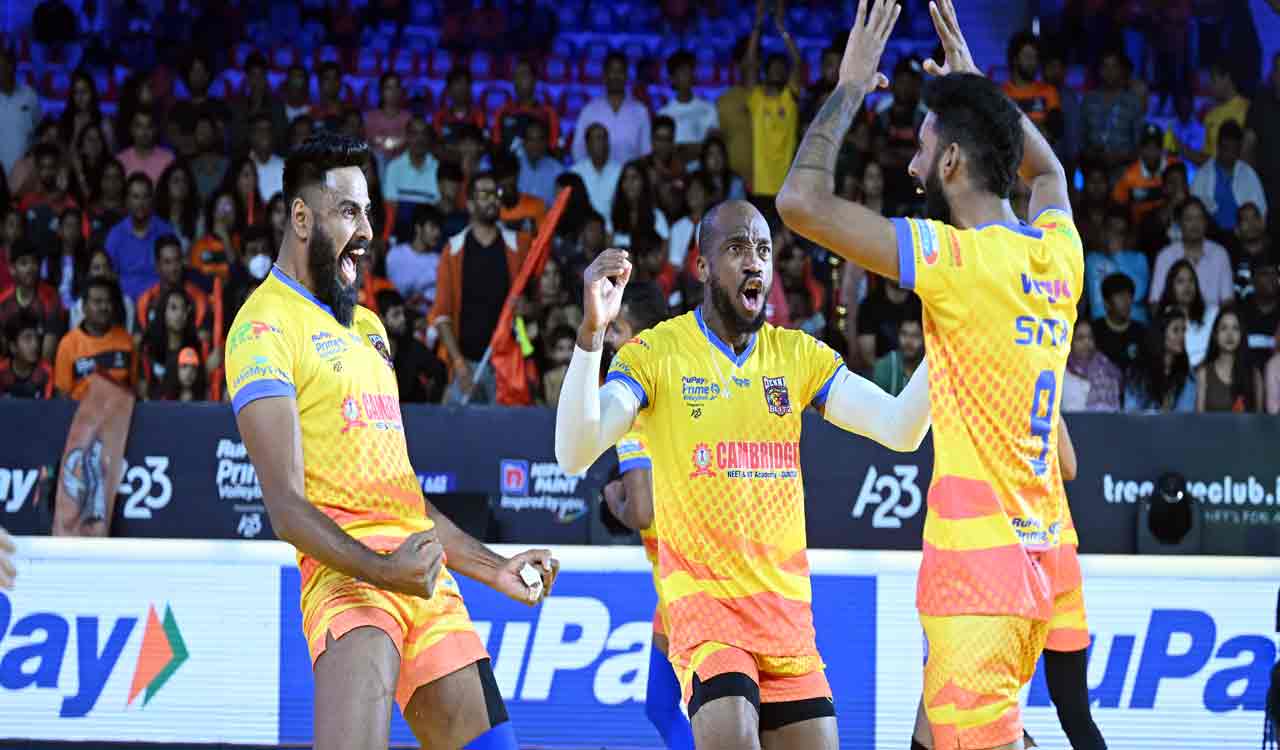 Vijay Deverakonda’s presence adds glamour to volleyball match in Hyderabad