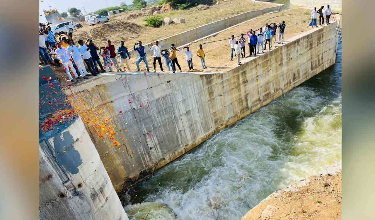 Kaleshwaram water released into Kudavelly stream by Medak MP