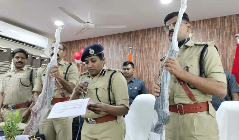 Ramagundam Commissioner of Police Rema Rajeshwari displays air guns used by realtors to pressmen in Mancherial on Thursday
