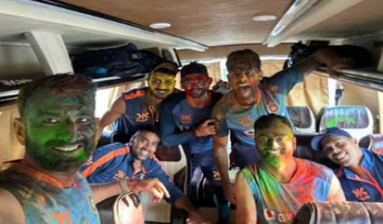 Indian cricket team enjoys Holi in team bus ahead of 4th Test in