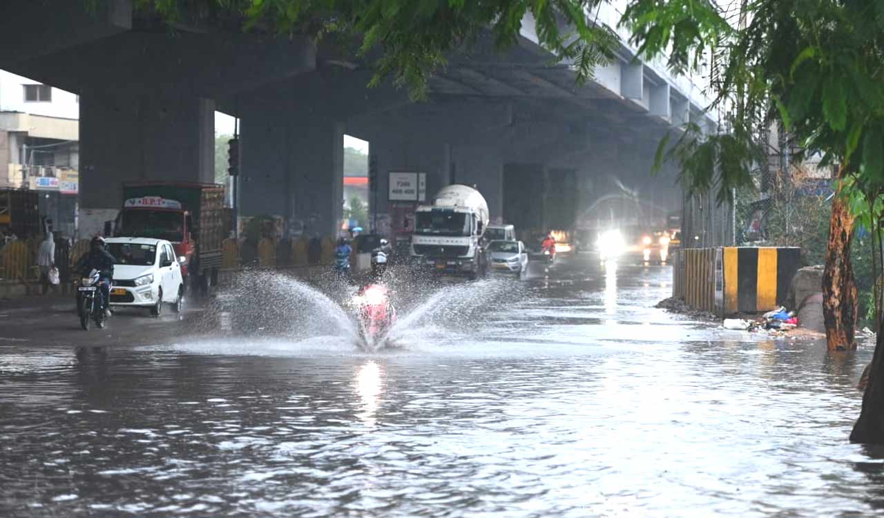 Hyderabad wakes up to intense morning thunderstorm as heavy rains lash  city-Telangana Today