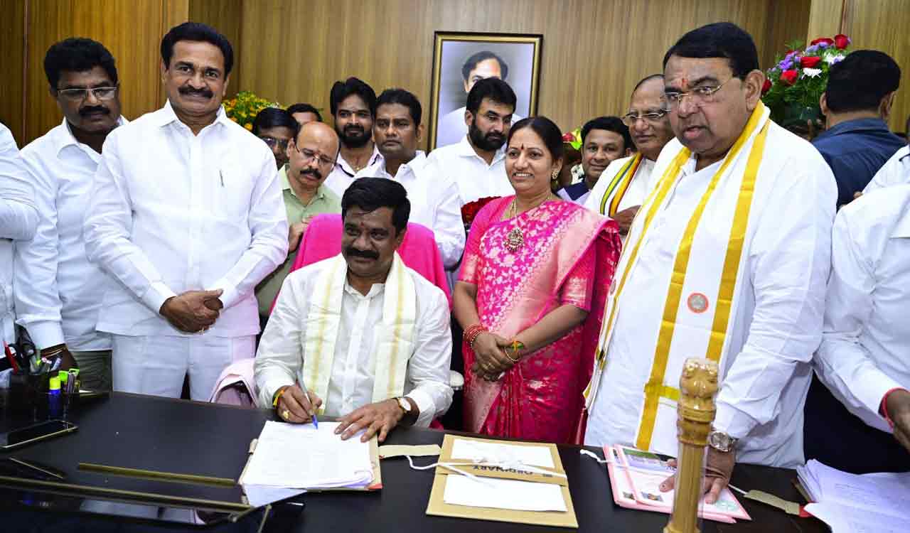 Telangana: Ministers, top officials sign crucial files on first day at new Secretariat