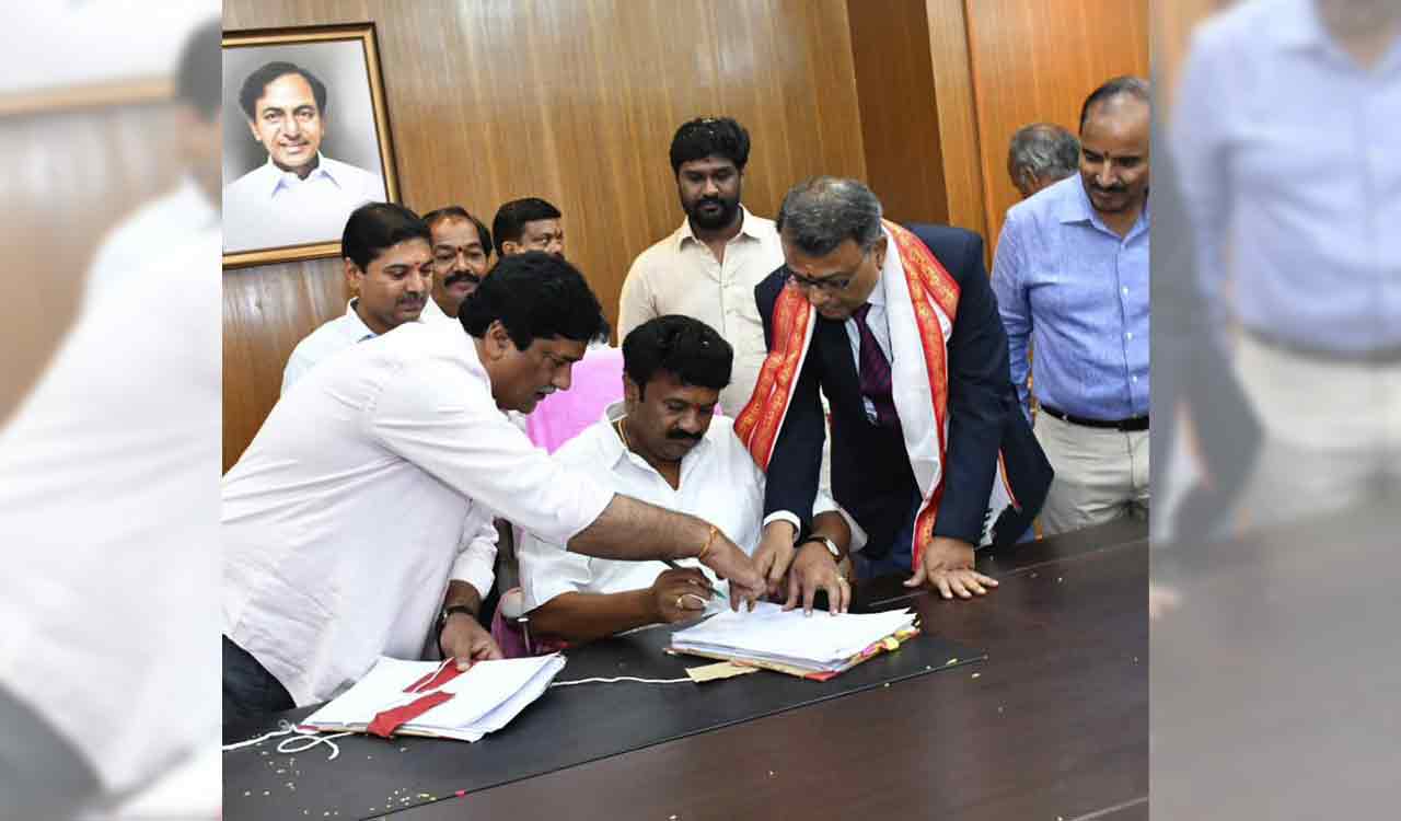 Telangana: Ministers, top officials sign crucial files on first day at new Secretariat