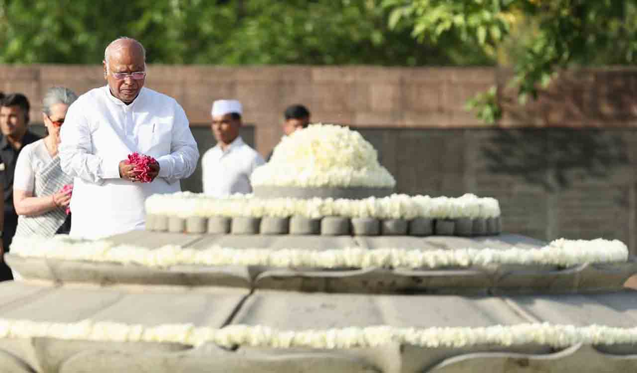 Sonia Gandhi, Kharge, Rahul pay homage to former PM Rajiv Gandhi on his death anniversary