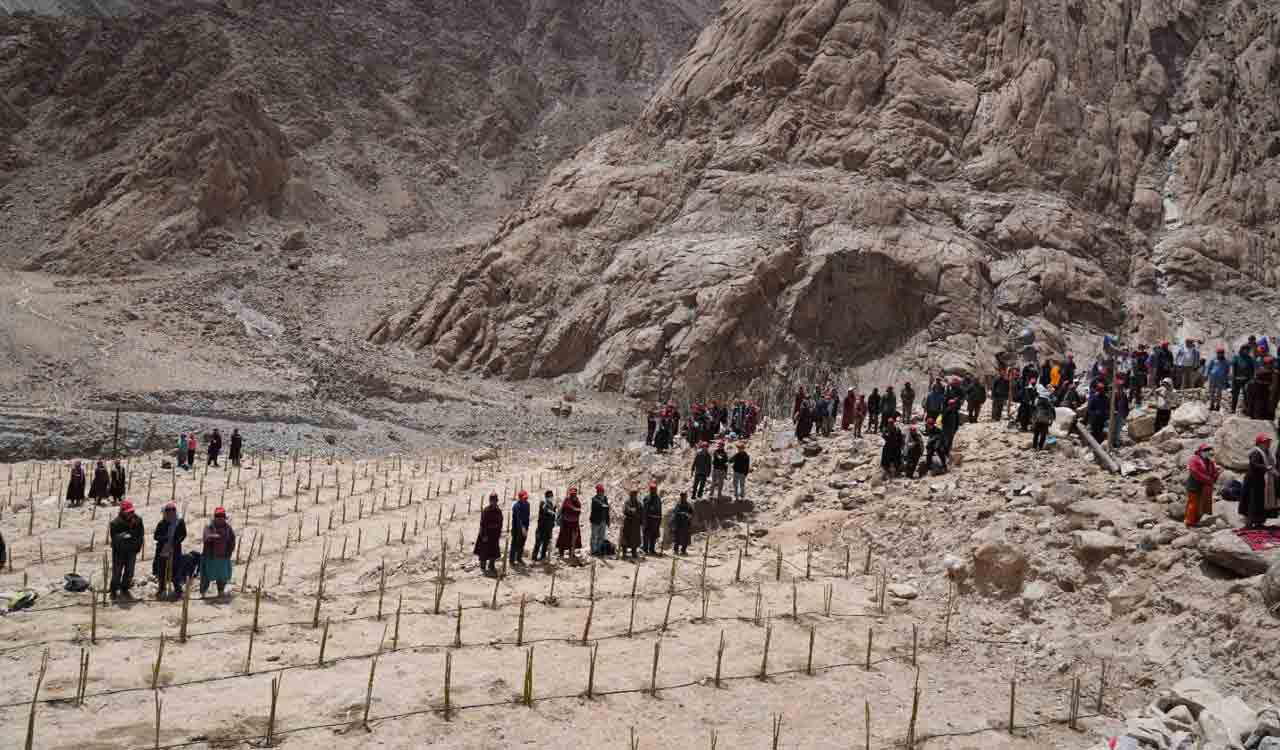 1 Lakh trees planted in a day in Ladakh’s barren land