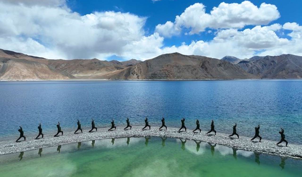 Indian Army personnel perform Yoga at Ladakh’s Pangong Tso Lake ...