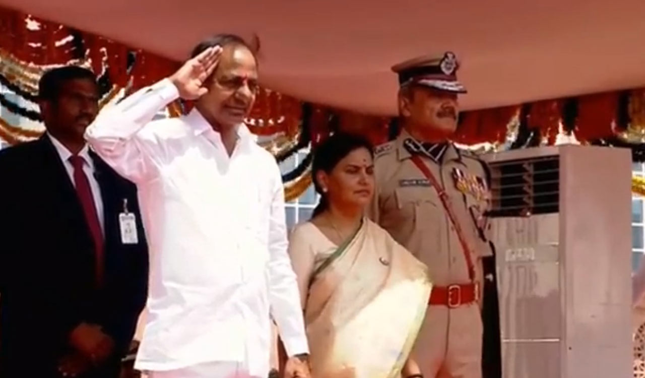 Telangana Formation Day 2023: CM KCR hoists flag and tributes to ...