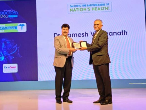 Dr Ramesh receiving award in Delhi