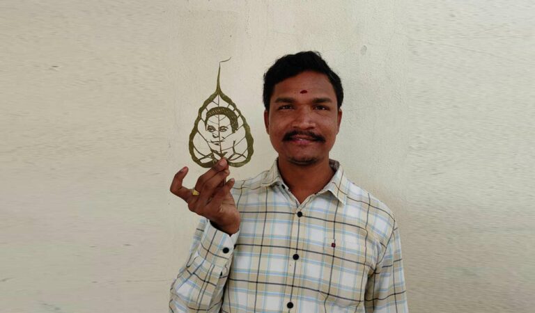 Birthday Gift Sangareddy Leaf Artist Carves Ktr’s Portrait On Fig Leaf .