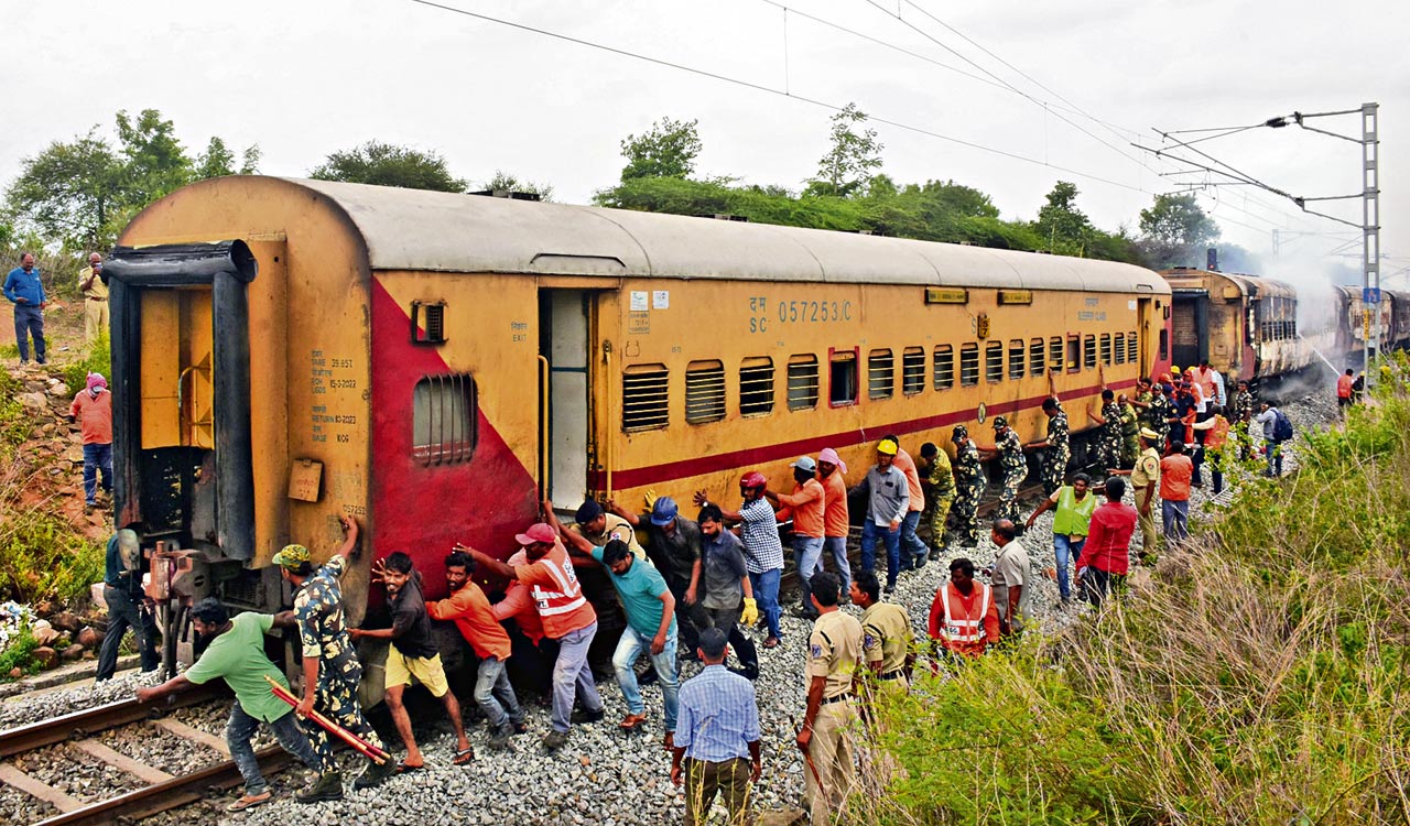 Eyewitnesses allege act of mischief led to Falaknuma Express fire accident  - Telangana Today