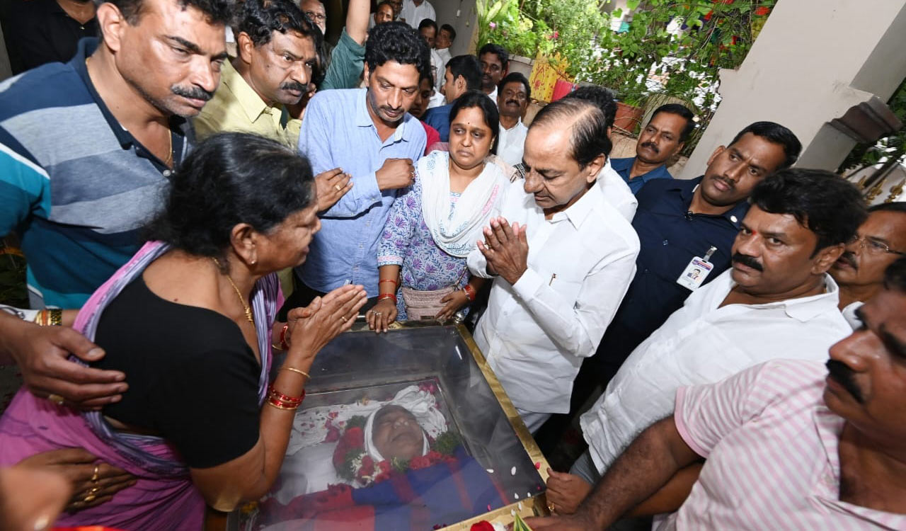 Telangana: Tearful adieu bid to Gaddar