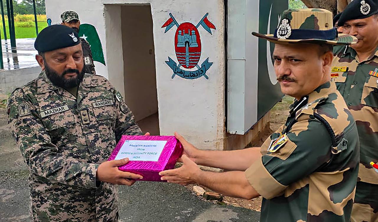 Army, BSF exchange sweets with Pakistani counterparts on Independence Day