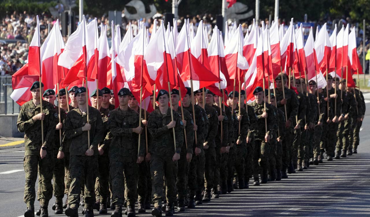 Polska pokazuje potęgę militarną w paradzie, podczas gdy wojna szaleje dziś w sąsiedniej Ukrainie-Telanganie