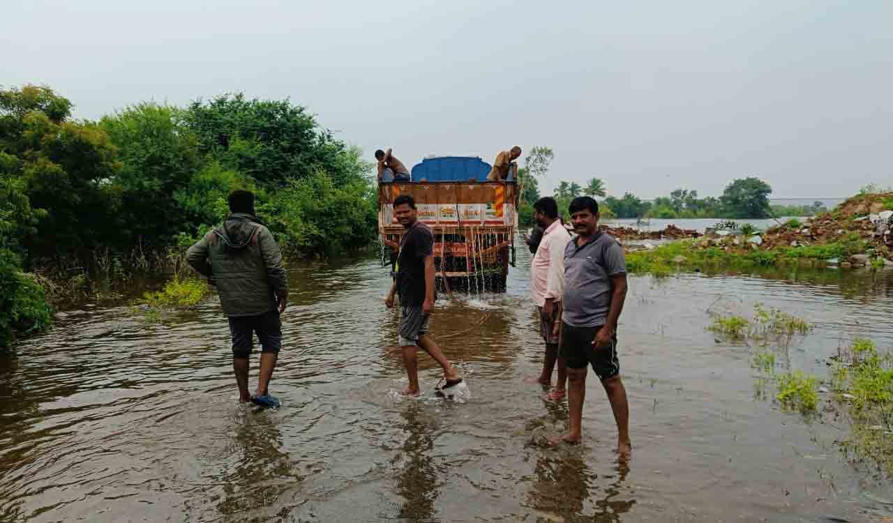 Telangana: Lorry driver follows Google Maps into reservoir; A narrow escape