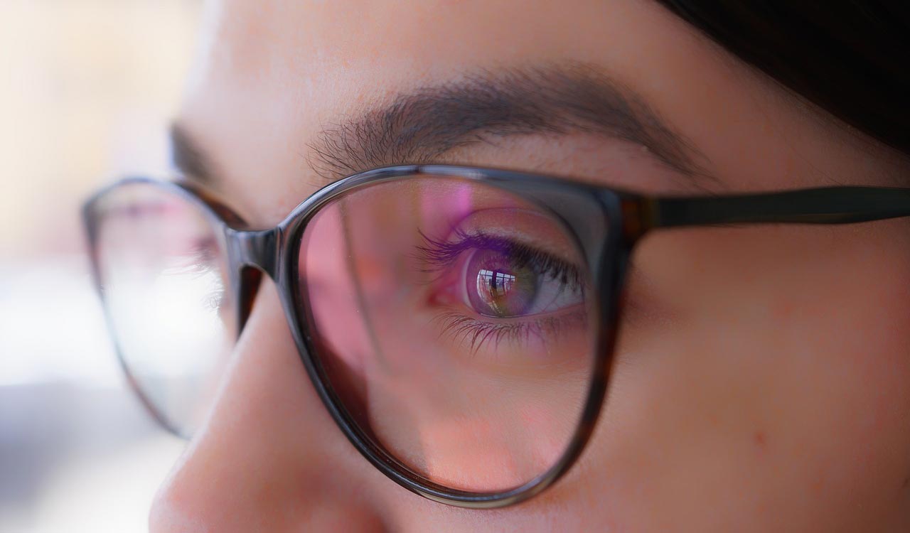 Ухудшение зрения в сумерках. Очки для зрения. Разное зрение на глазах. Девушка в очках от зрения. Ухудшение зрения.