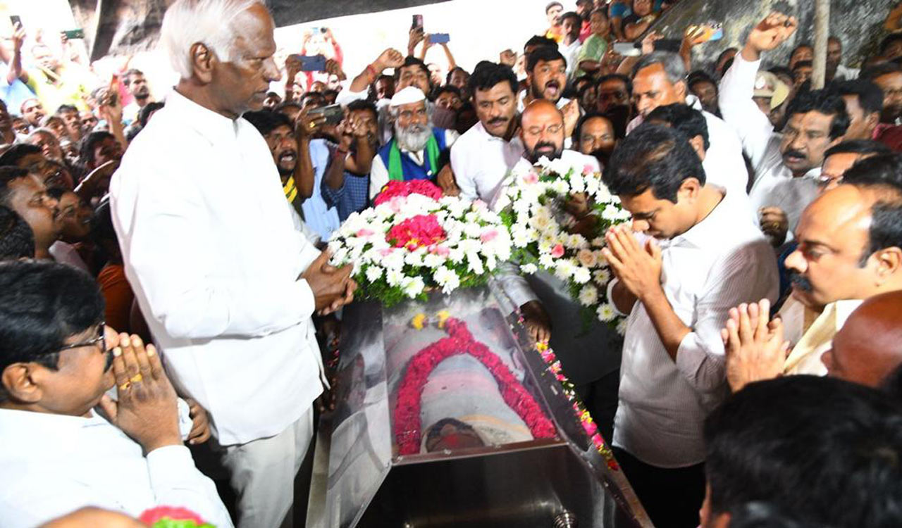 KTR pays tribute to Jangaon ZP chairman, promises support to family