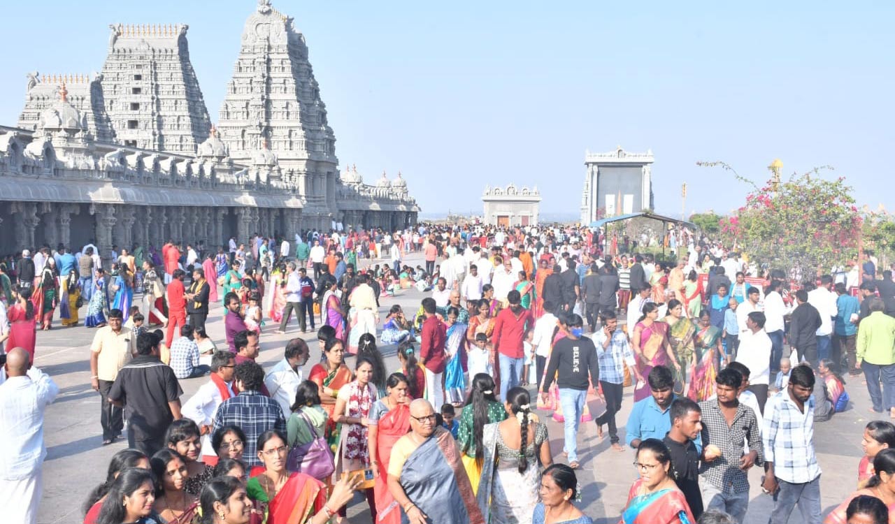 Karthika Masam: Devotees throng Yadadri