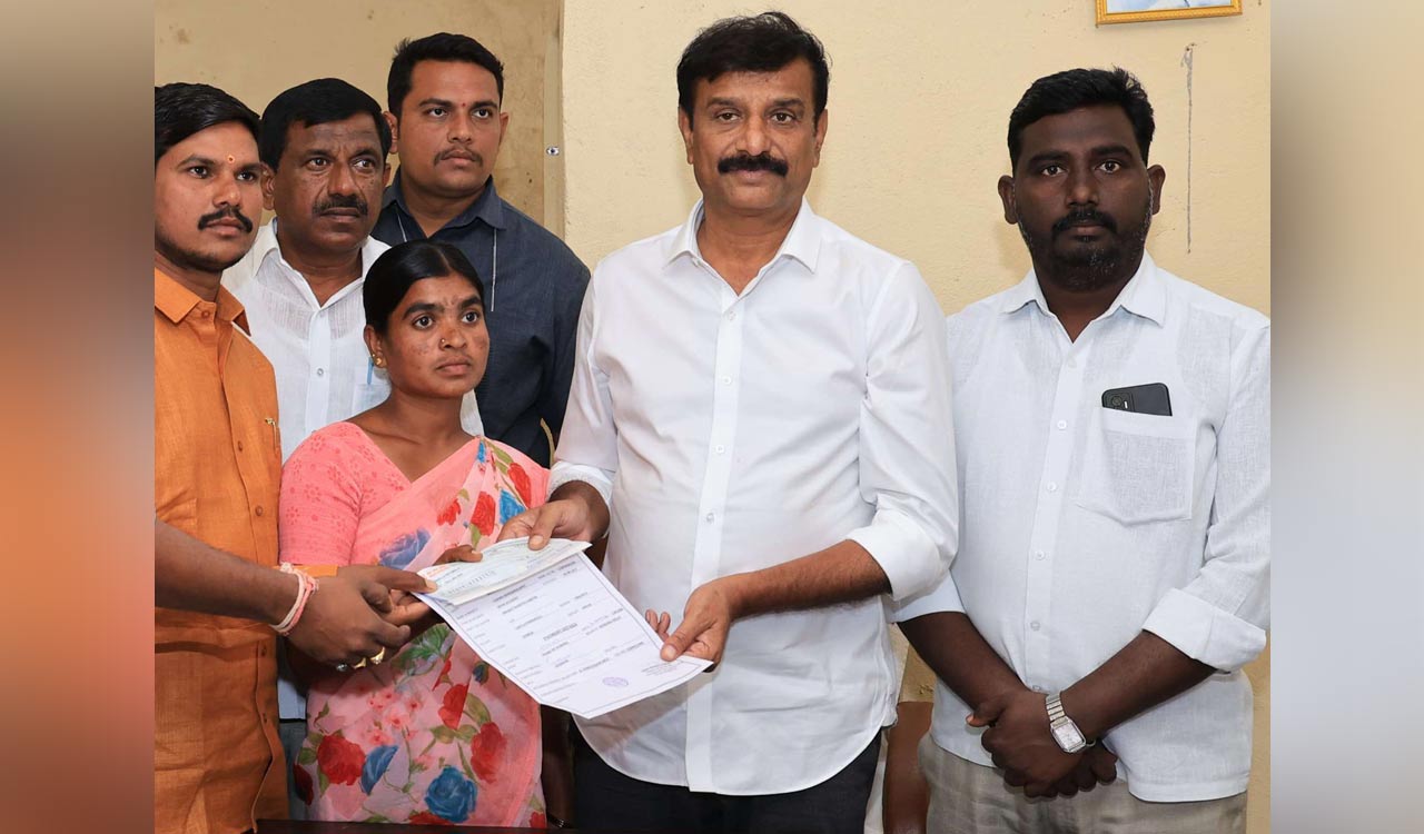 Dubbak MLA presents Rs 2 lakh insurance cheque to wife of BRS worker