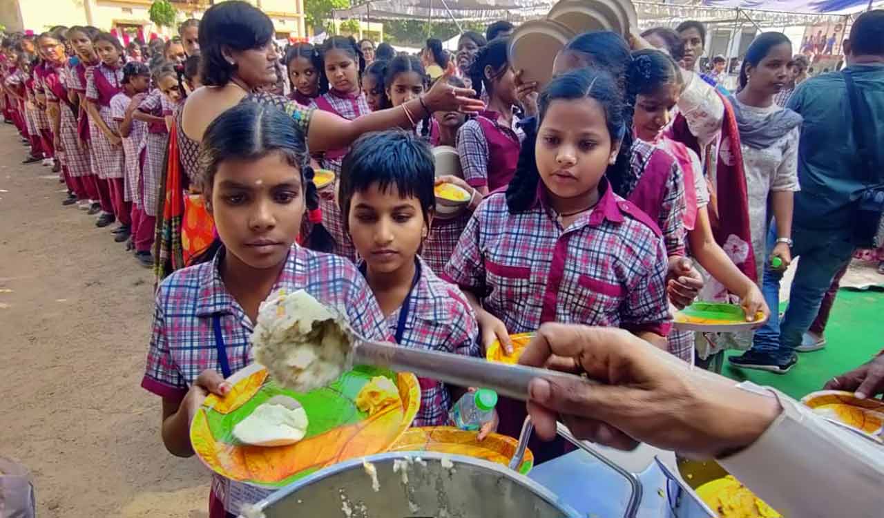 Chief Minister’s breakfast scheme for schools gets interrupted in Karimnagar