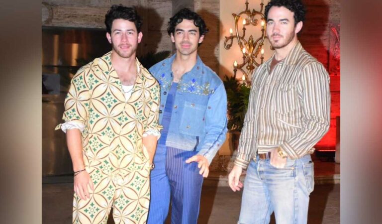 Nick Jonas sings ‘Maan Meri Jaan’ with King at Lollapalooza India