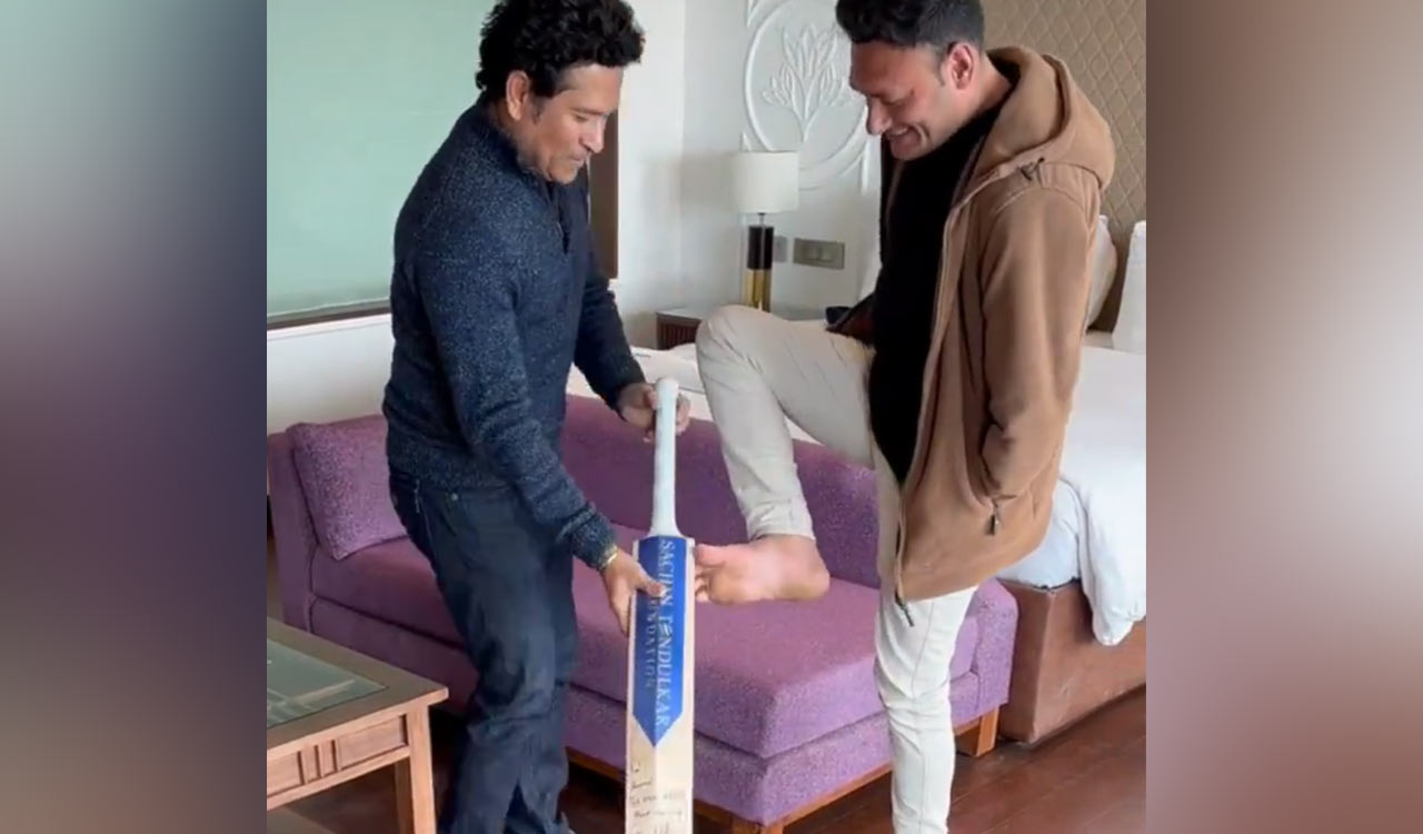 Sachin Tendulkar fulfills promise, meets JK para cricketer Hussain Lone
