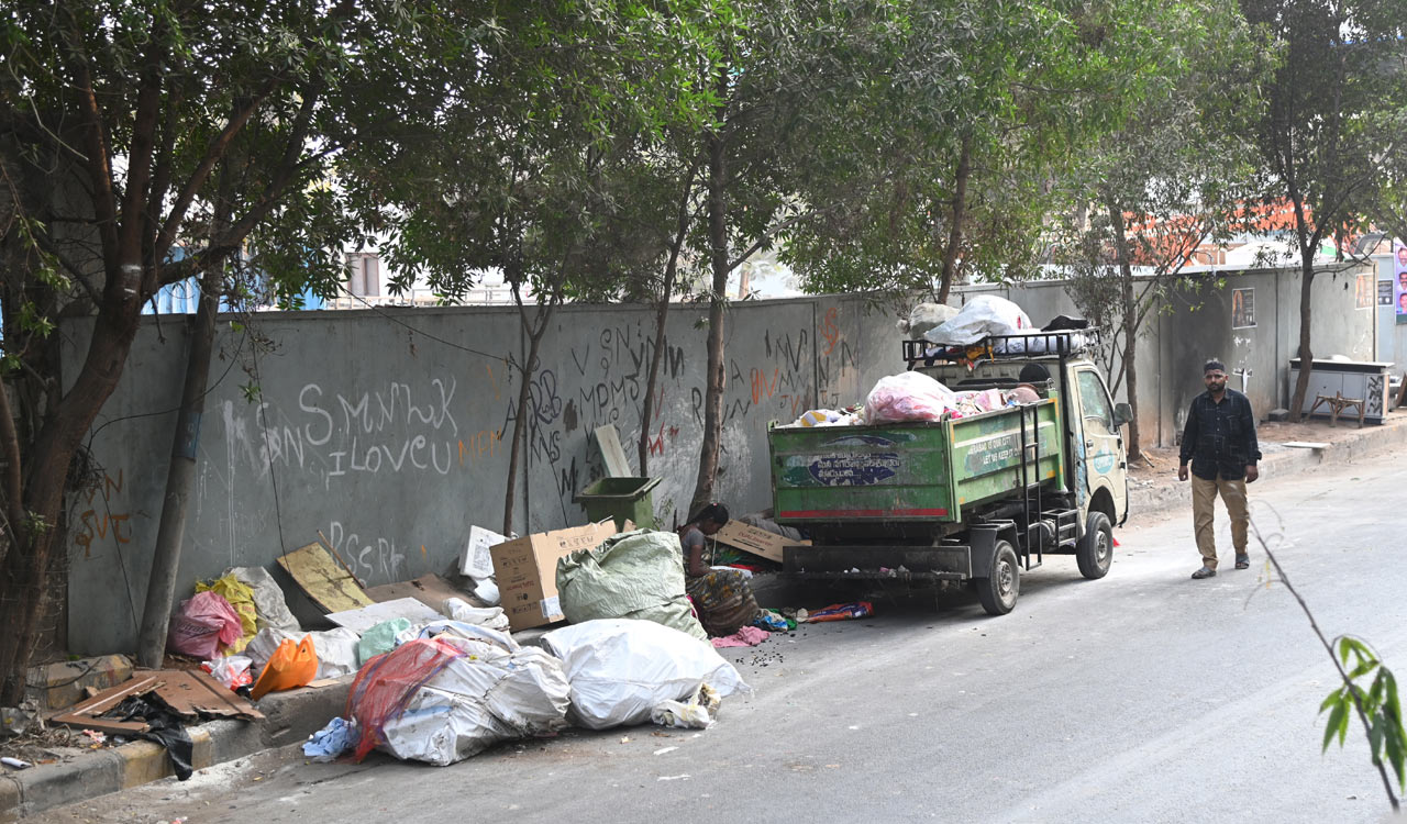 Hyderabad: Lower Tank Bund road turns into dumpyard