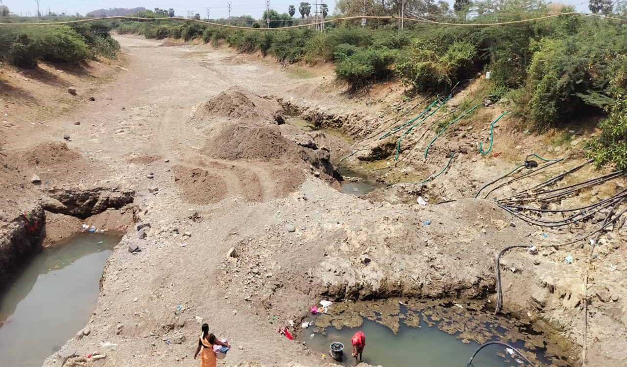Khammam farmers create holes in NSP canal bed to water crops