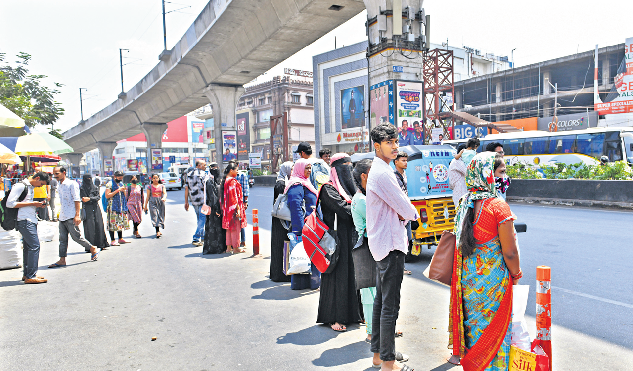 Hyderabad: Lack of bus shelters hits commuters hard