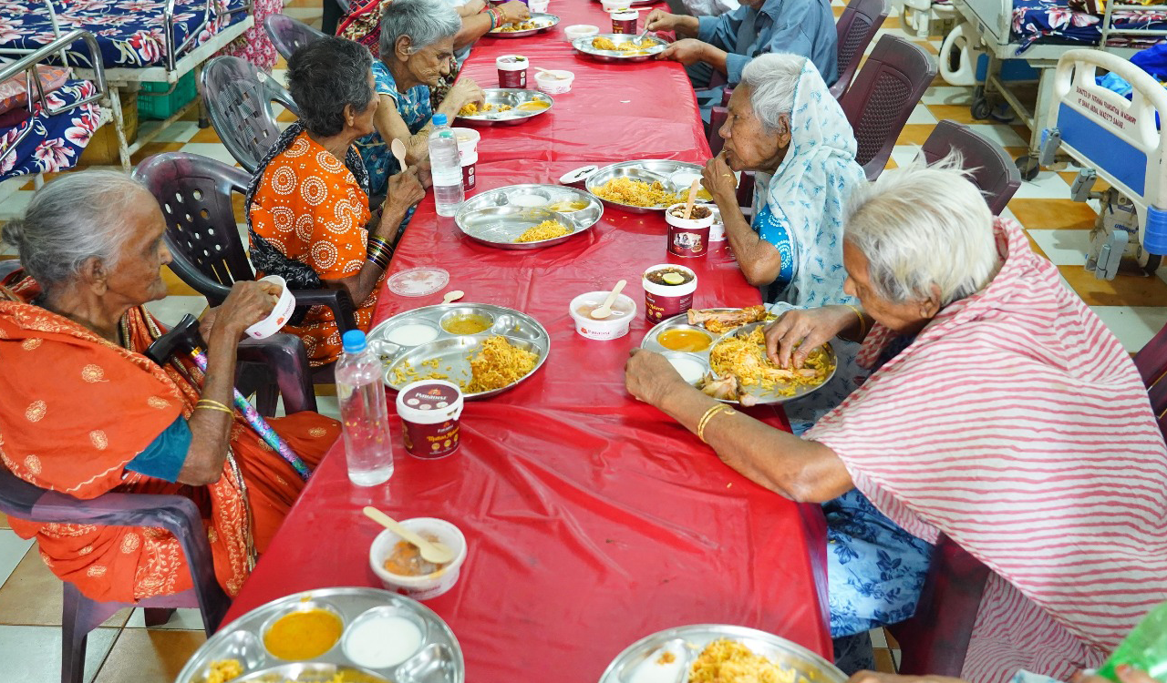 Paradise food chain treats old age home in Falaknuma