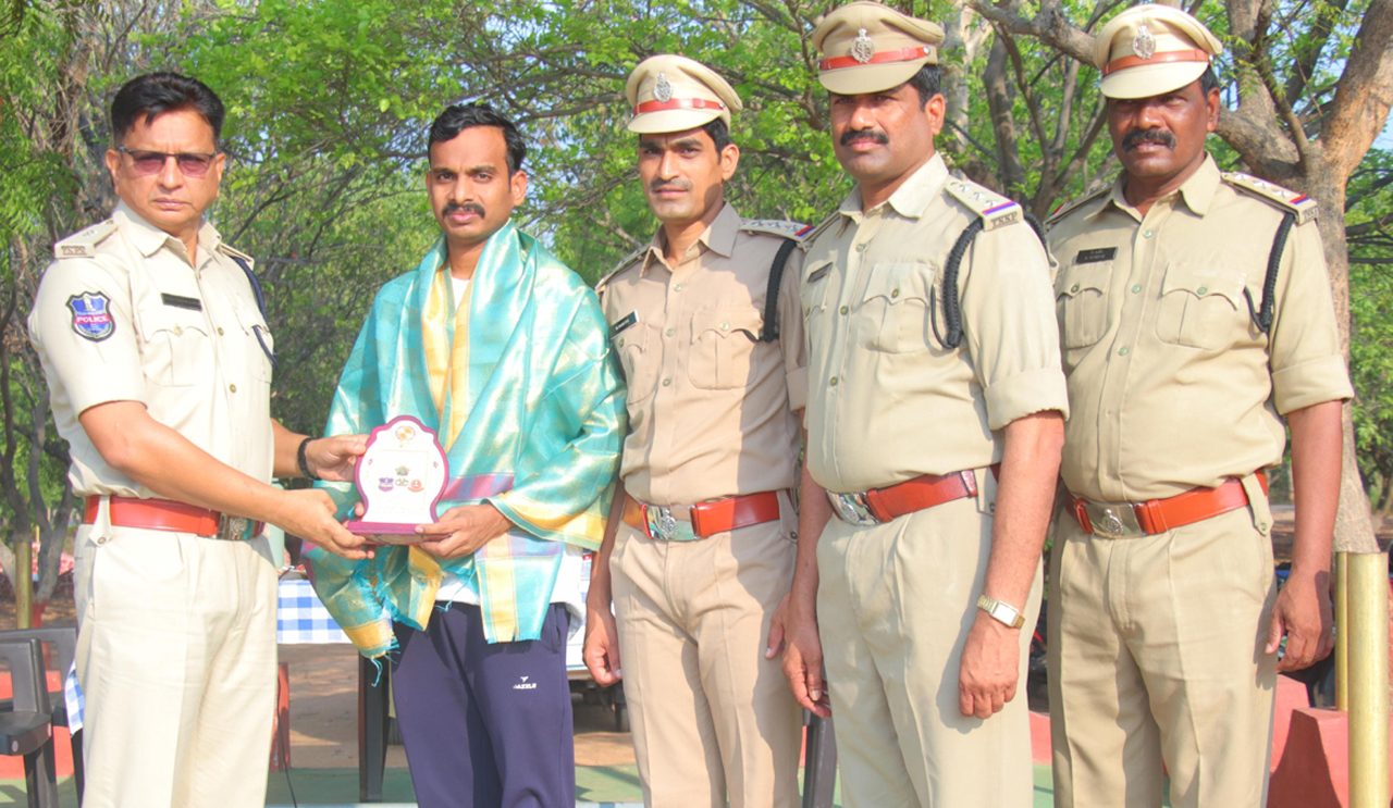 Inspector lauded for donating liver to mother in Mancherial