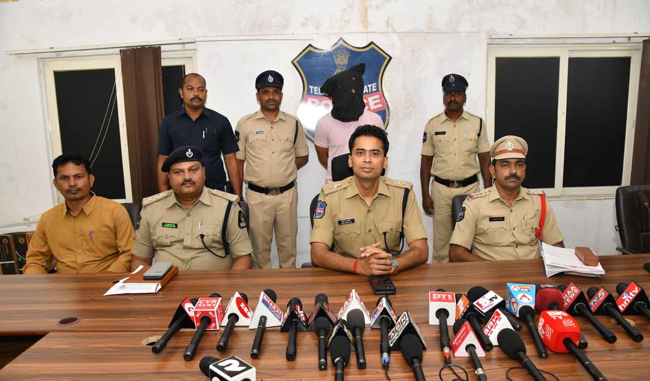 Sircilla police busts cyberfraud gang, arrests two people - Vimarsana News