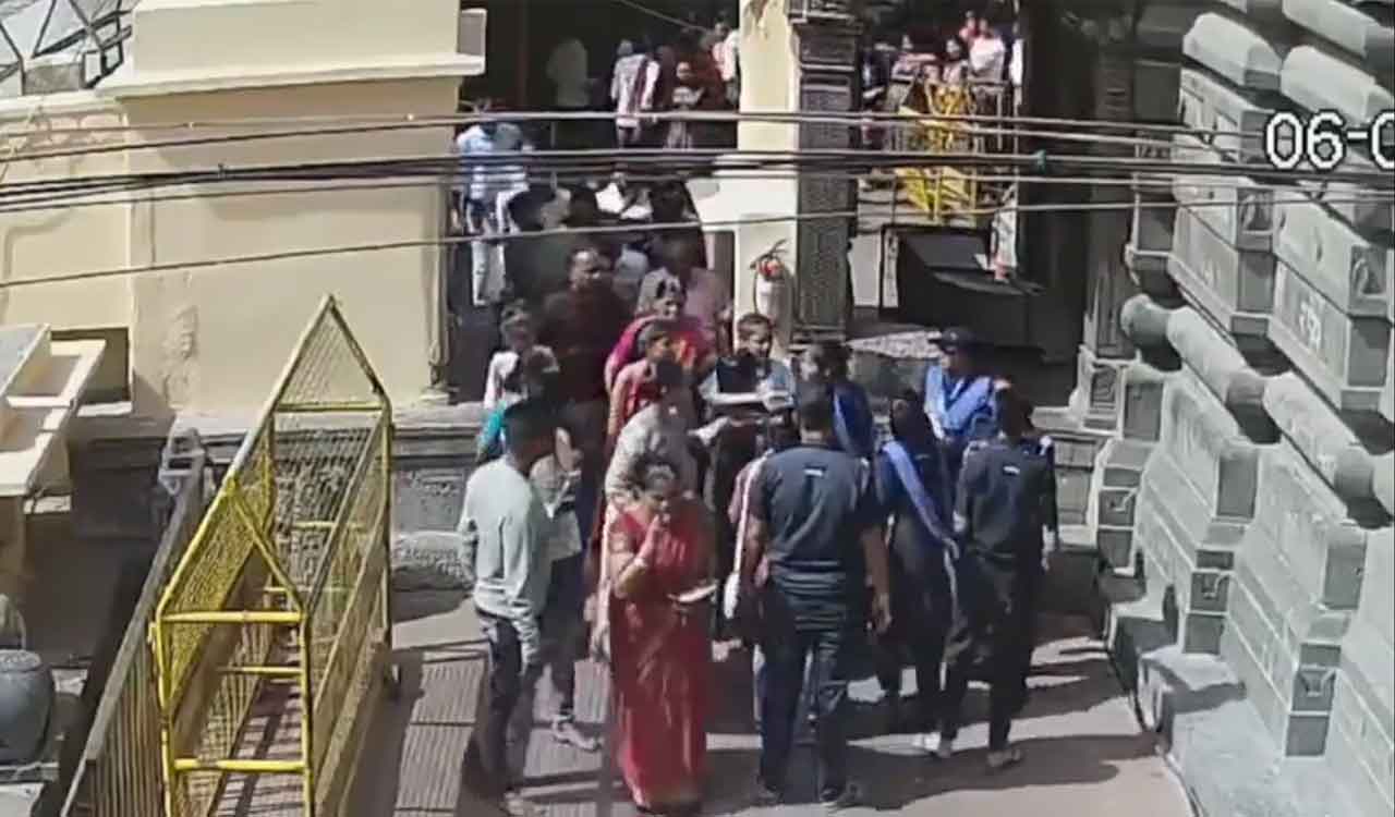 Watch: Stopped from shooting reels, two women beat up guards at Mahakaleshwar temple