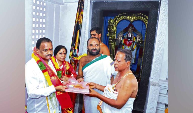 Venkatrami Reddy prays at Konaipally temple before filing nomination