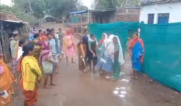 Women dump toddy, alcohol in two villages of Adilabad